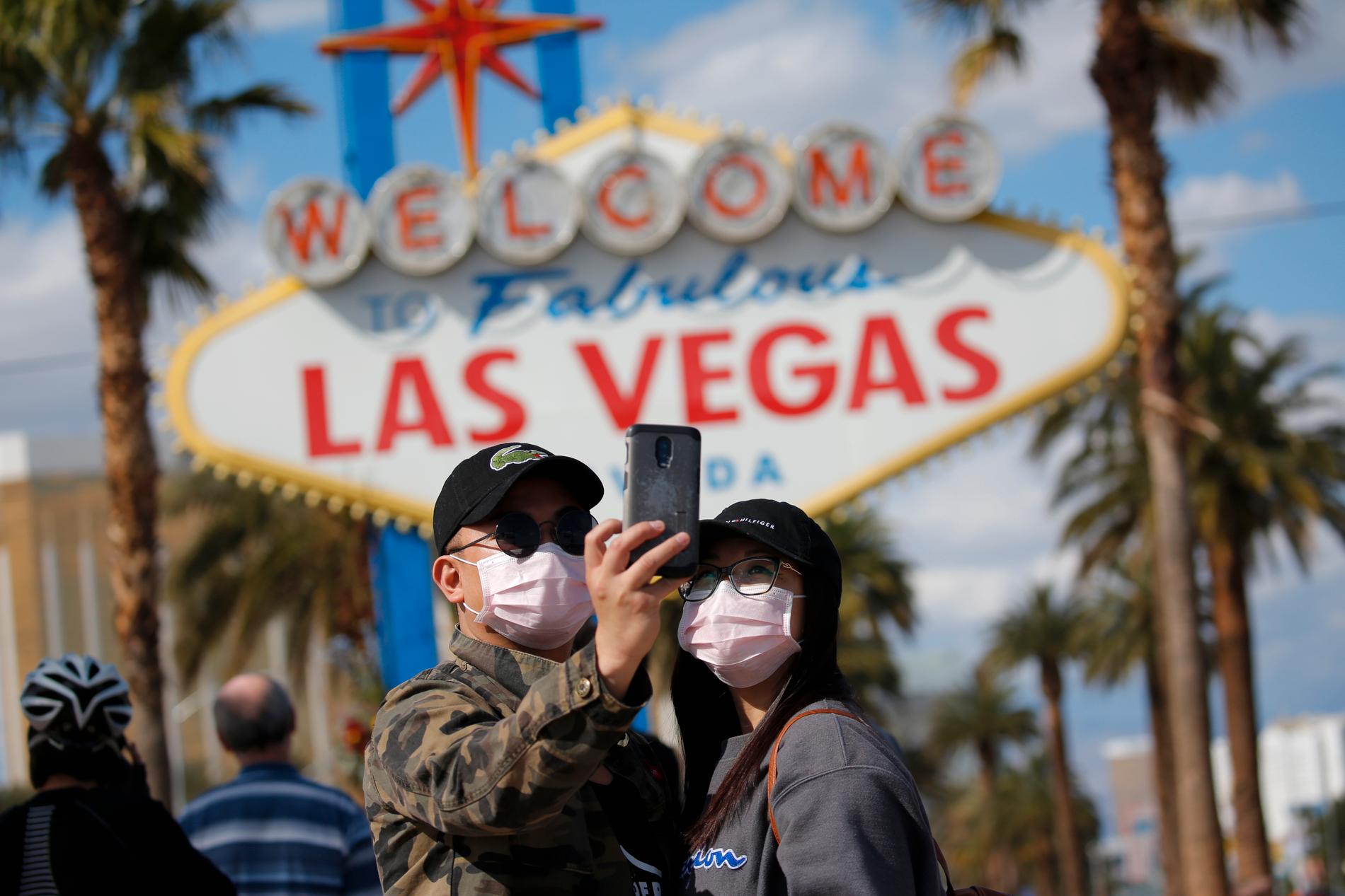 LAS VEGAS, USA Besökare tar selfie vid neonskylt i Las Vegas, vars casinon stänger pga coronaviruset.