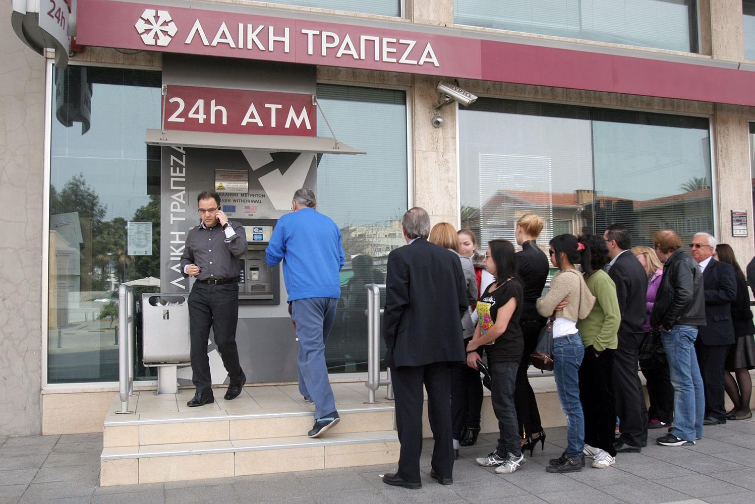 Cyprioter köar vid en bankomat i Nicosia, efter rykten om att storbanken Laiki är på väg att gå under.