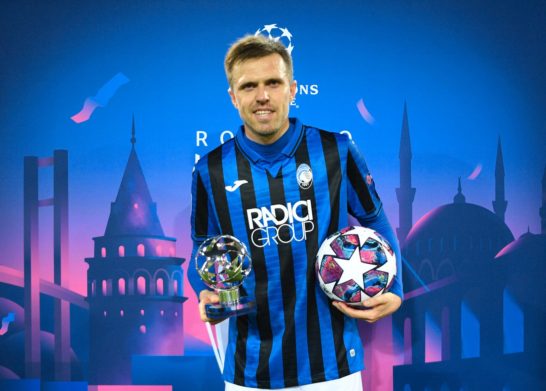 Iličić med ”matchens spelare”-priset och matchbollen efter sina fyra mål mot Valencia i Champions League.