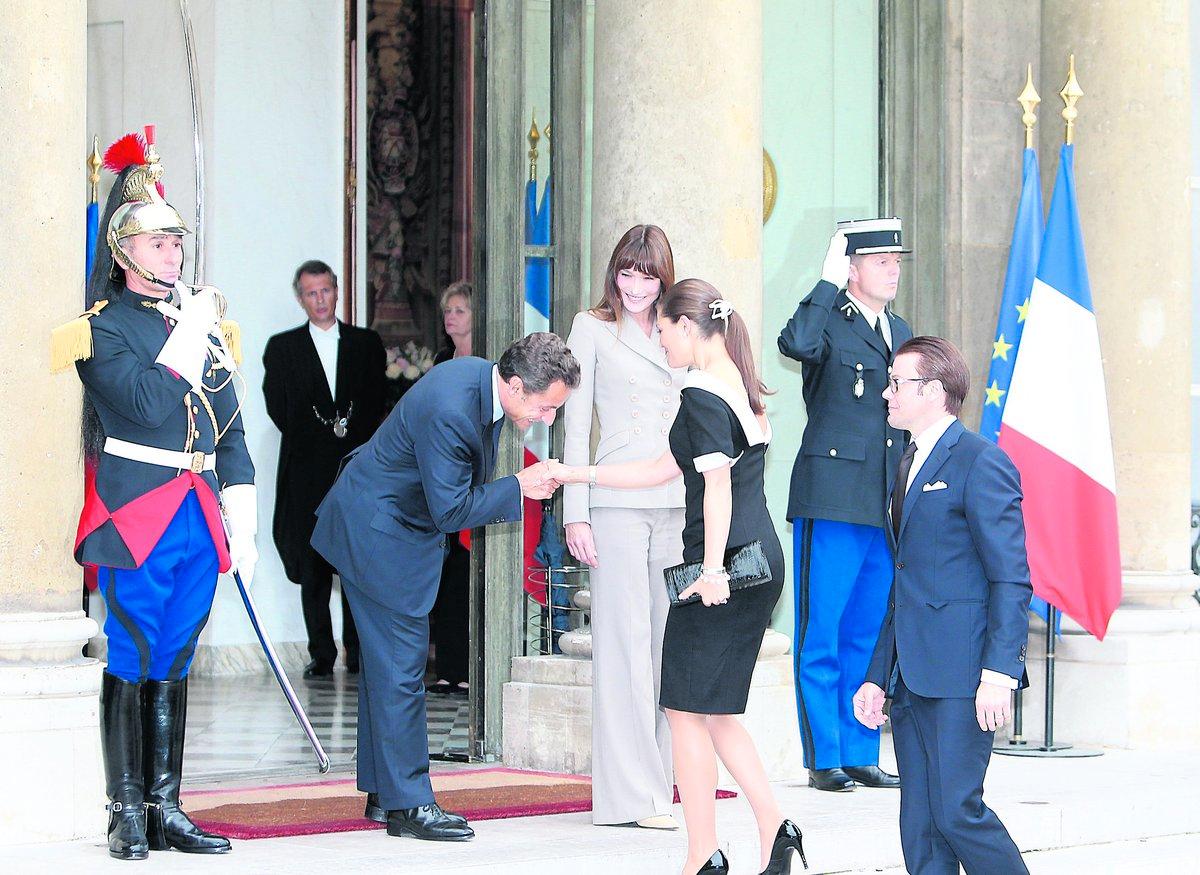 toppmöte på trappan När kronprinsessparet anlände till det franska palatset i går eftermiddag tog Nicolas Sarkozy och hustrun Carla Bruni emot på trappan. Under mötet som följde passade Victoria på att framföra sina åsikter om presidentens politik.
