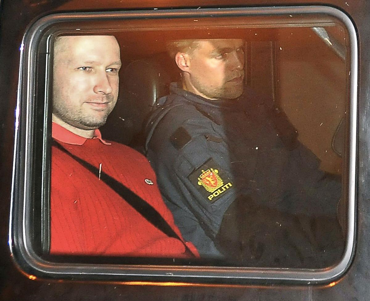 Anders Behring Breivik förs till de första häktningsförhandlingarna.