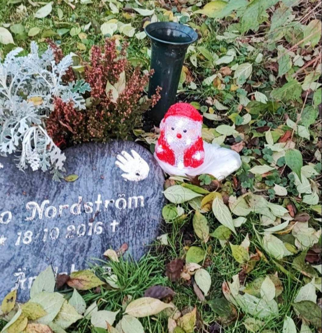 Mios mormor lämnade en julkapp på hans gravplats. 