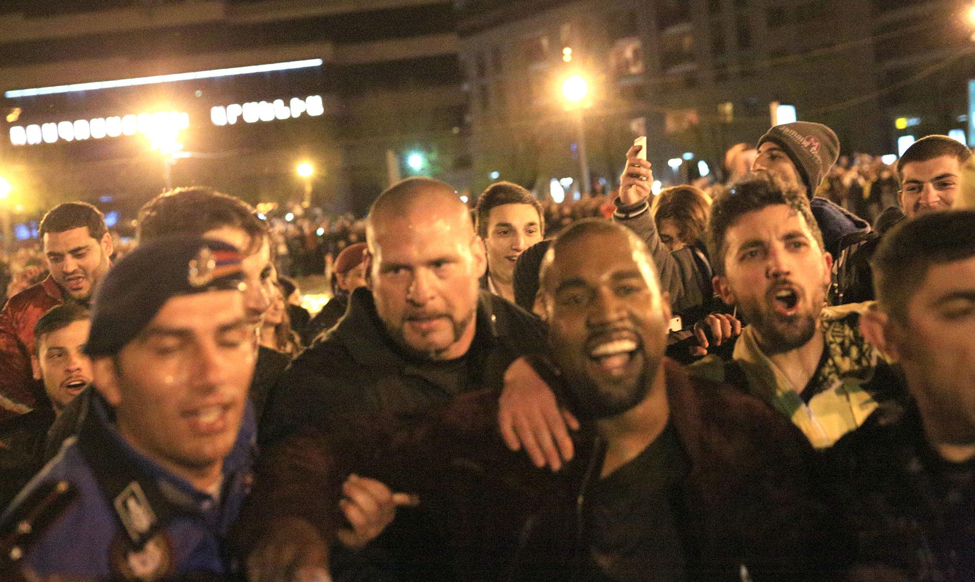 Kanye West eskorterades av polis när hans konsert i Armenien hastigt fick avbrytas.