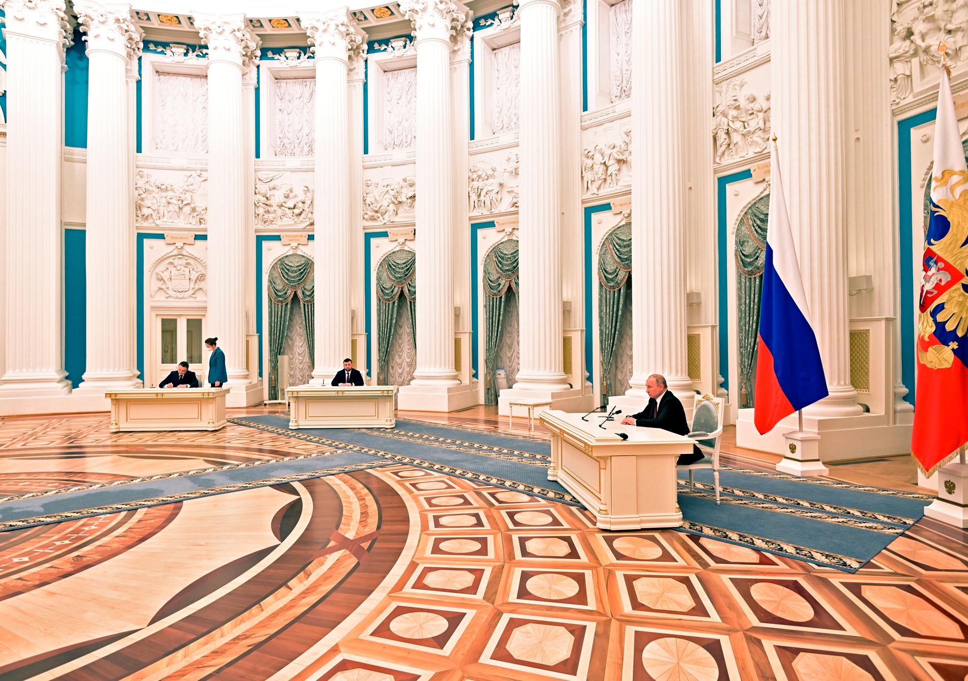 Rysslands president Putin,  Folkrepubliken Donetsk ledare Denis Pushilin och Luhansks tillförordnad ledare Leonid Pasechnik undertecknar det dokument som erkänner separatistregionernas oberoende i östra Ukraina i Kreml i Moskva.