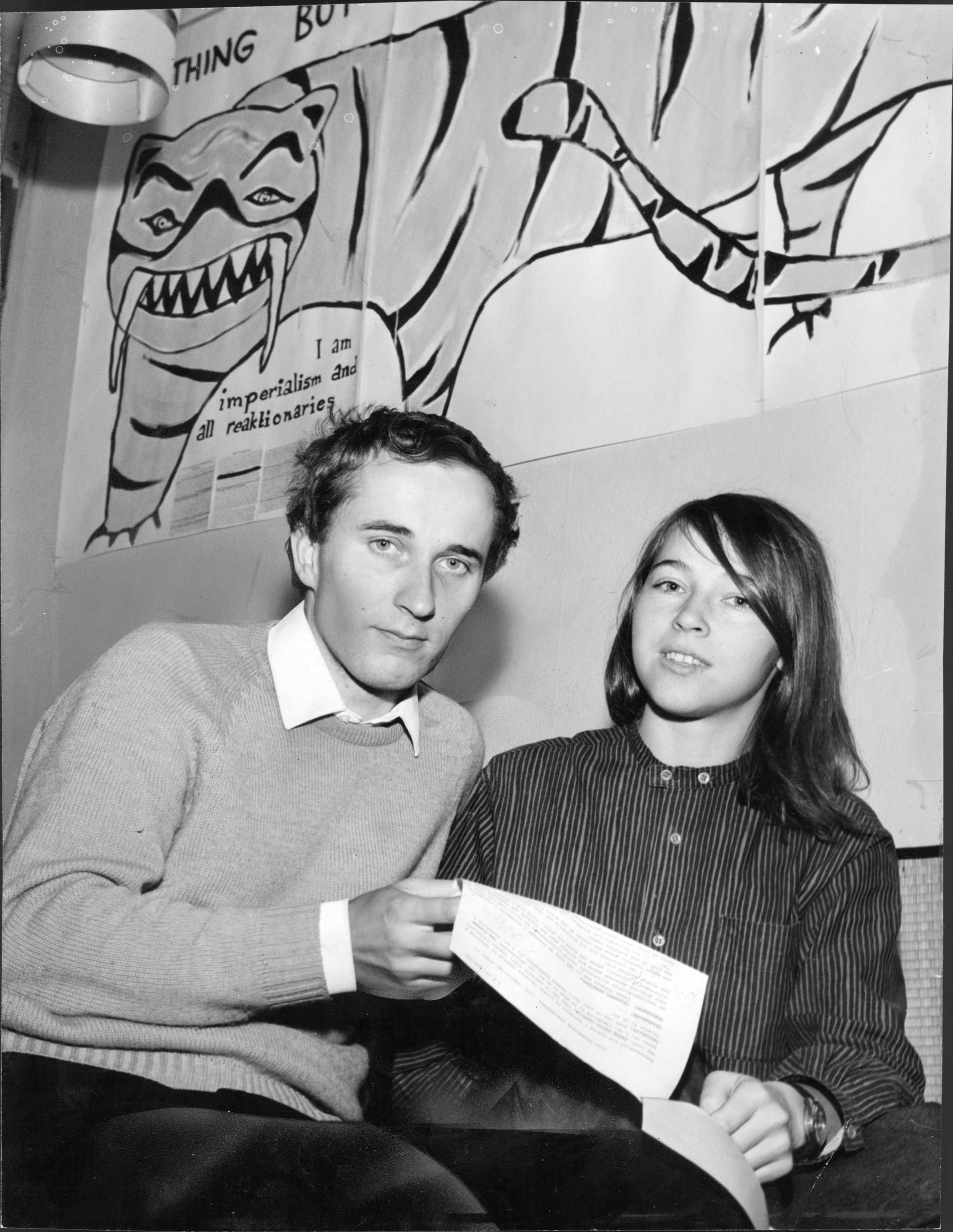 Sköld Peter Matthis tillsammans med Åsa Hallström, båda studenter som blev misshandlade av polisen under Hötorgsdemonstrationen 1965.
