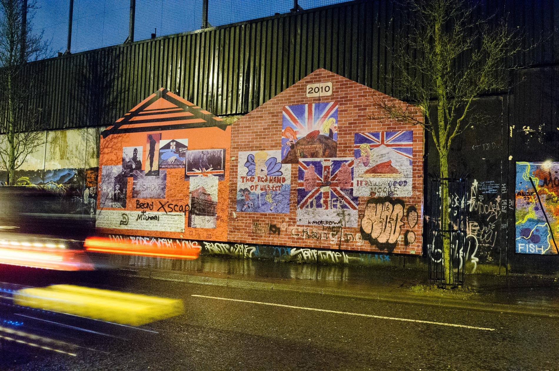 Genom delar av Belfast löper en drygt tre kilometer lång mur