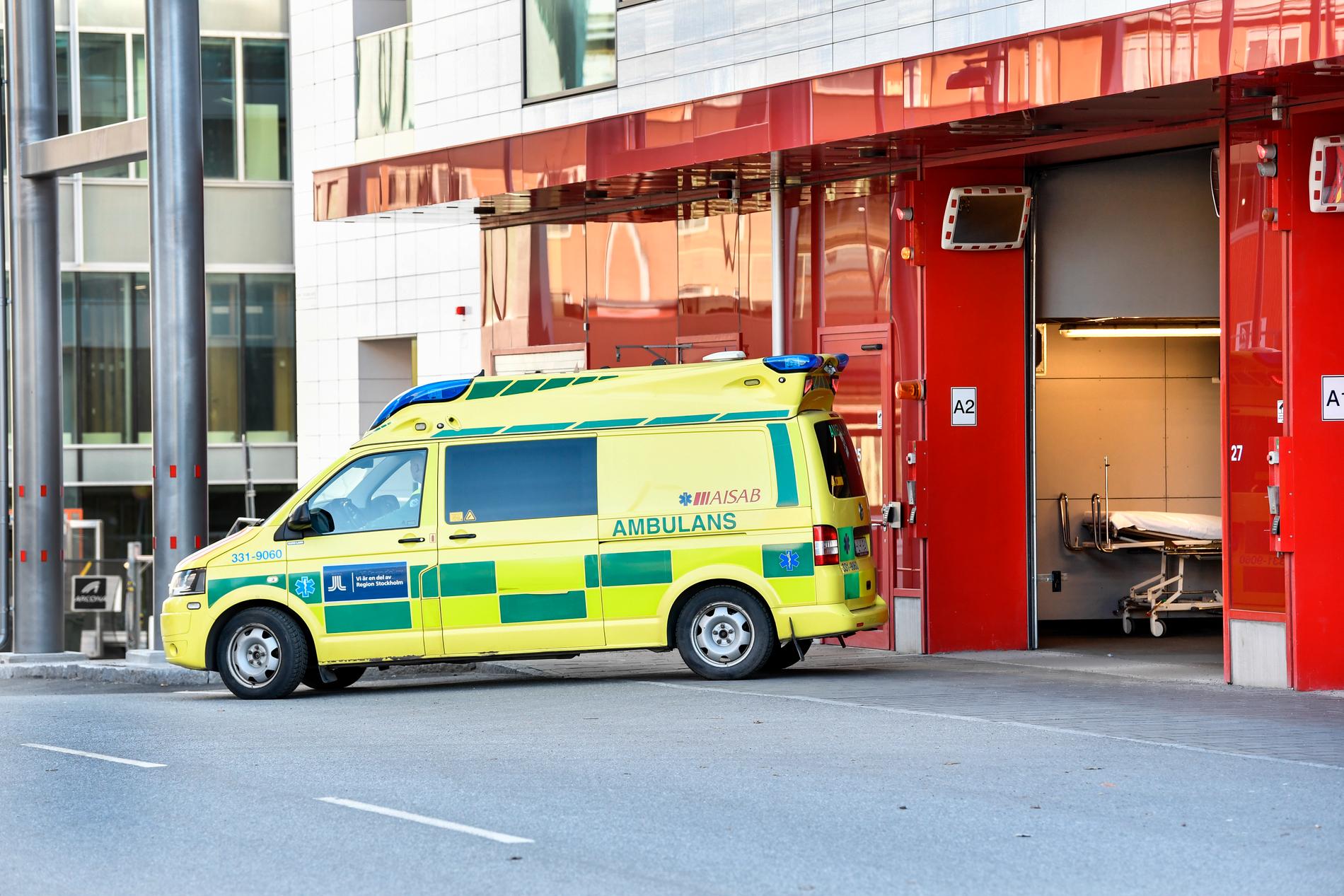 En ambulans vid intensivvårdsakuten vid Karolinska sjukhuset i Solna.