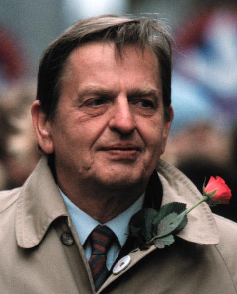 Olof Palme demonstrerar på första maj 1985. Ett knappt år senare mördades han.