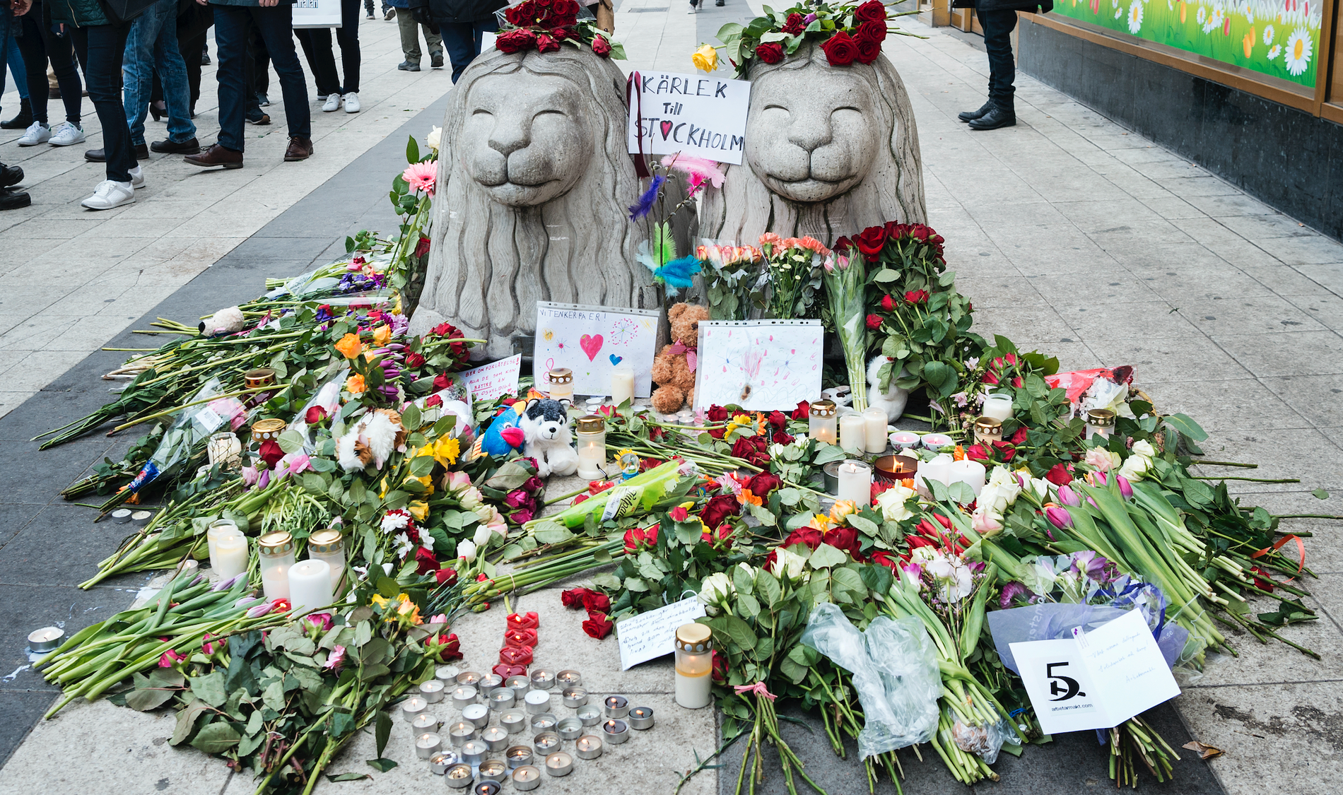 Blommor vid platsen för terrordådet på Drottninggatan
