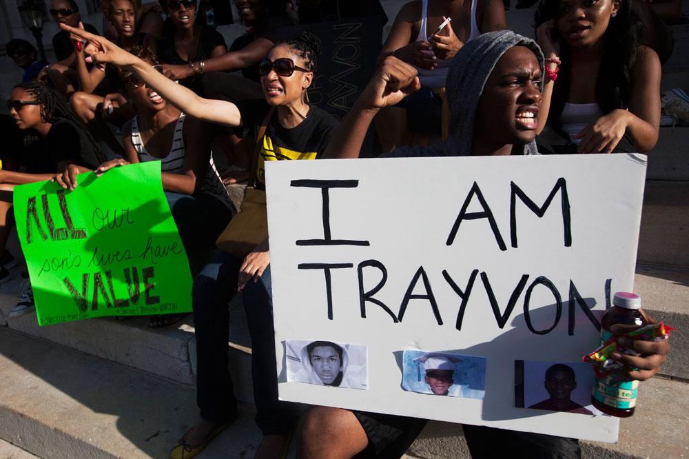 Tusentals demonstranter samlades även i Brooklyn, New York, för att protestera mot den friande domen. På skylten till vänster står det "Alla våra söners liv har värde" och till höger "Jag är Trayvon".