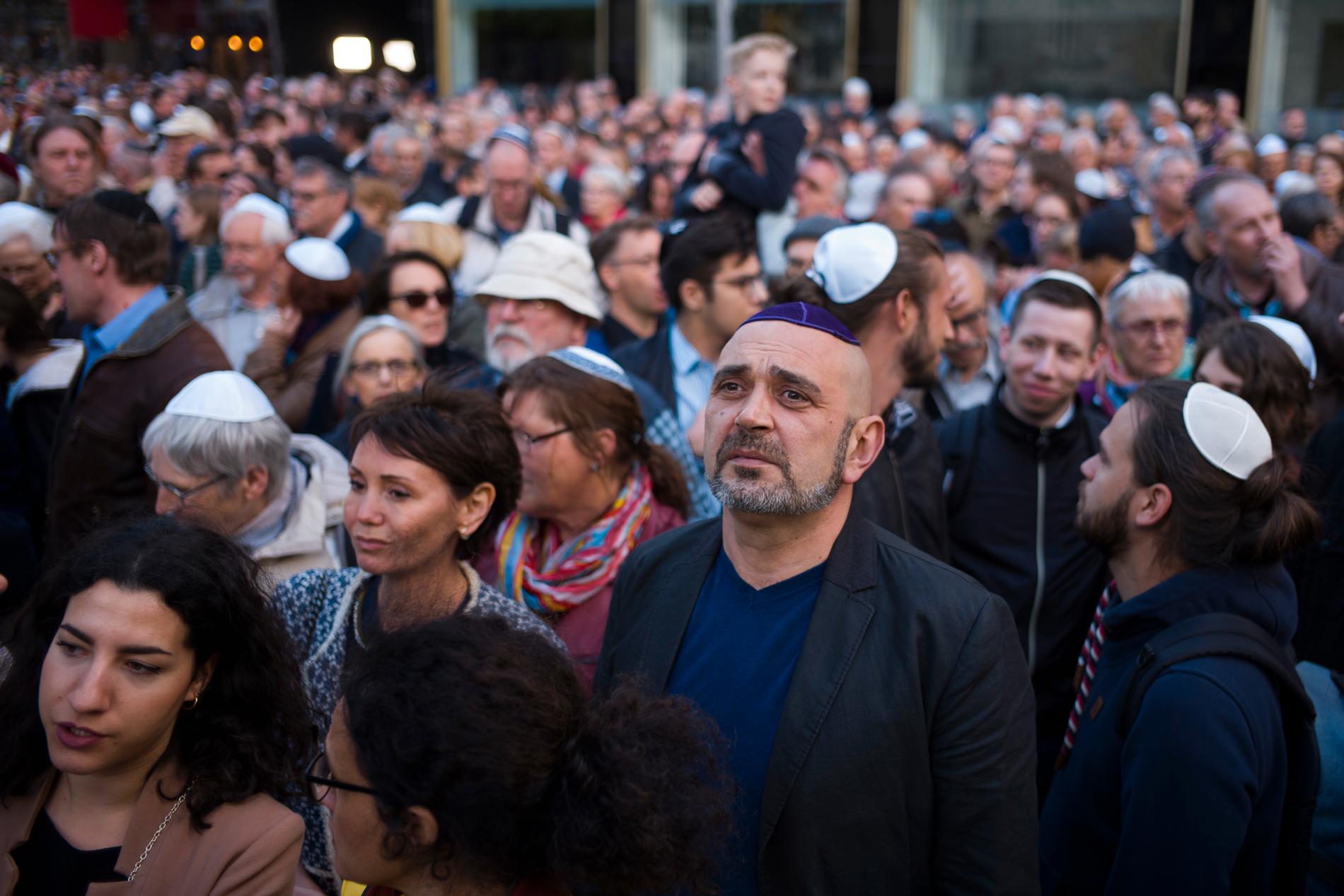 Demonstranter bär den judiska huvudbonaden kippa under en manifestation mot antisemitism i Berlin i april.