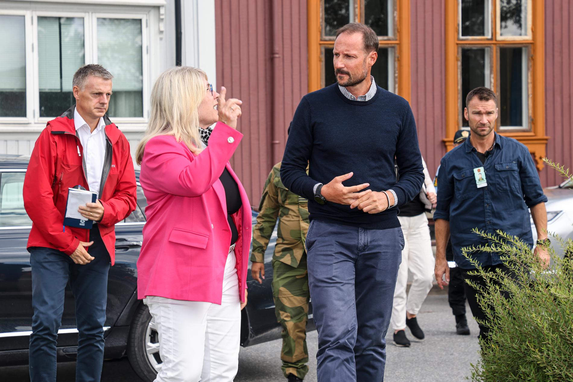 Kronprins Haakon besöker Hönefoss.