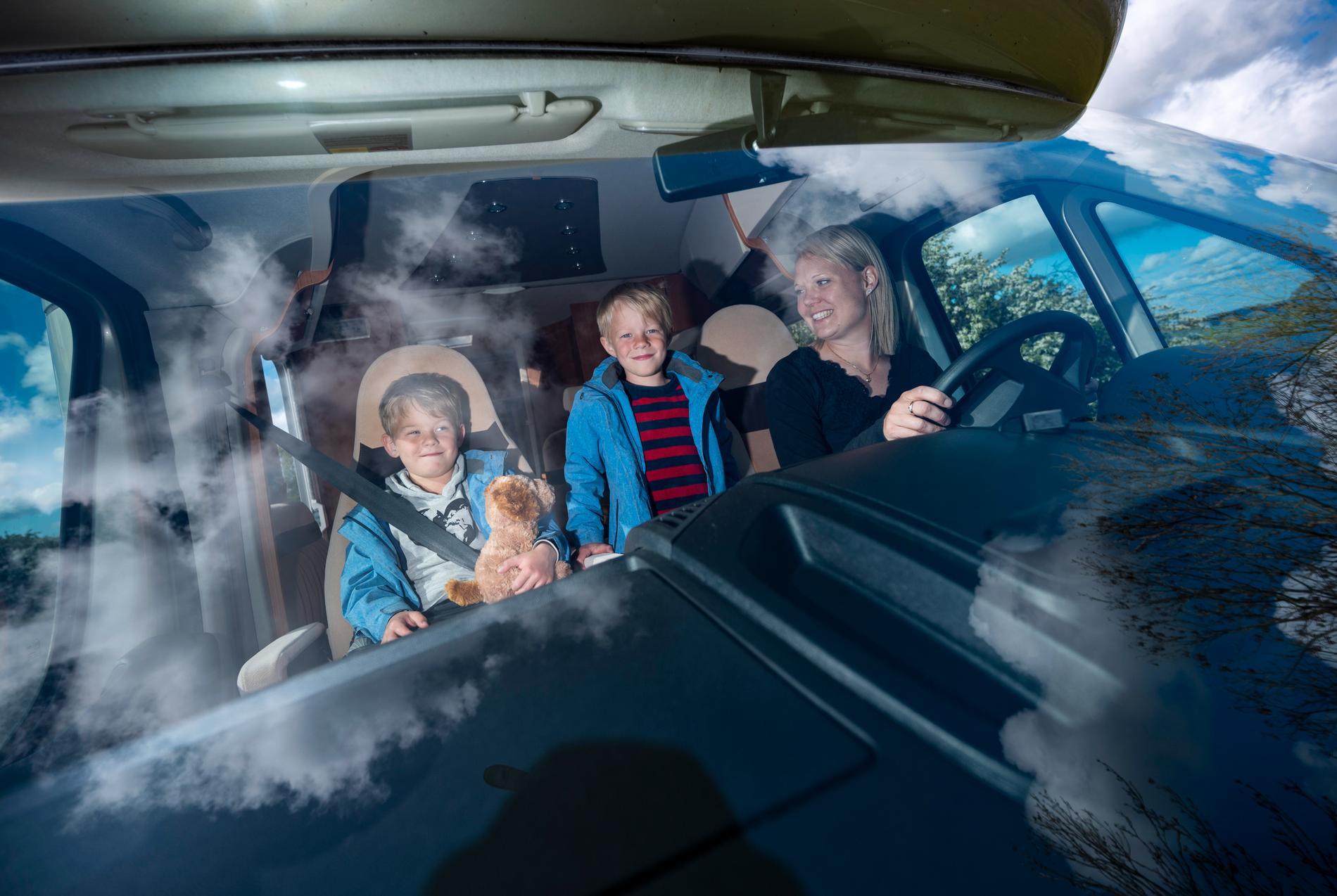 Emma Bauer och sjuåriga tvillingsönerna Ebbe och Vincent i familjens nya husbil. "Sverige är ett väldigt fint land och det finns mycket att upptäcka med husbil", säger Emma Bauer från Hyllinge utanför Helsingborg.