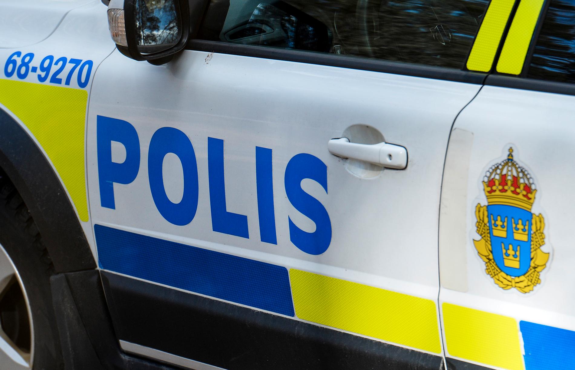 En man har gripits efter att ha hotat två pojkar med ett skjutvapen i Tingsryd, enligt polisen. Arkivbild.