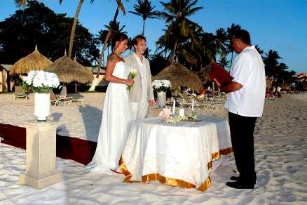 Drömmen att knyta bröllopsbanden på en tropisk strand behöver inte vara svår att uppfylla. Åsa och Niklas Thomassen fick sitt drömbröllop på en strand på Aruba. Foto: PRIVAT