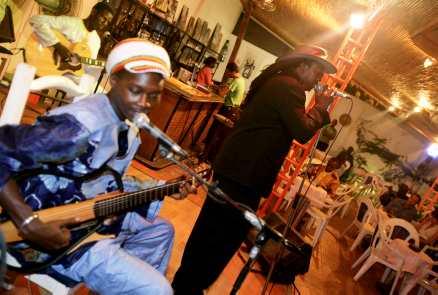 Dakar svänger av jazz. Artisten Daddy King spelar på Quai des Arts som är en av de populäraste jazzklubbarna i Dakar.