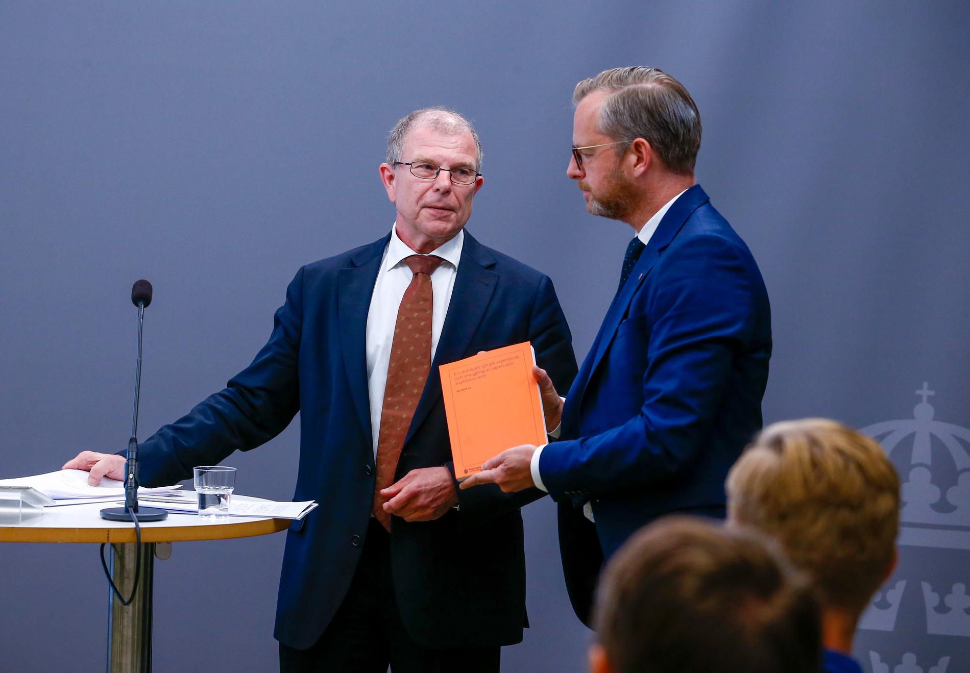 Regeringens särskilda utredare Kazimir Åberg lämnar över utredningen om åtgärder mot skjutvapenvåld och sprängningar till inrikesminister Mikael Damberg (S).