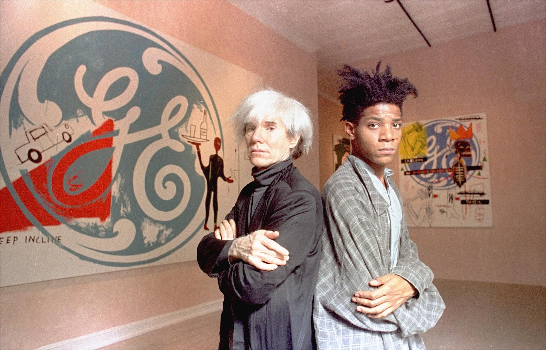 Jean-Michel Basquiat till höger, tillsammans med Andy Wahol 1985.
