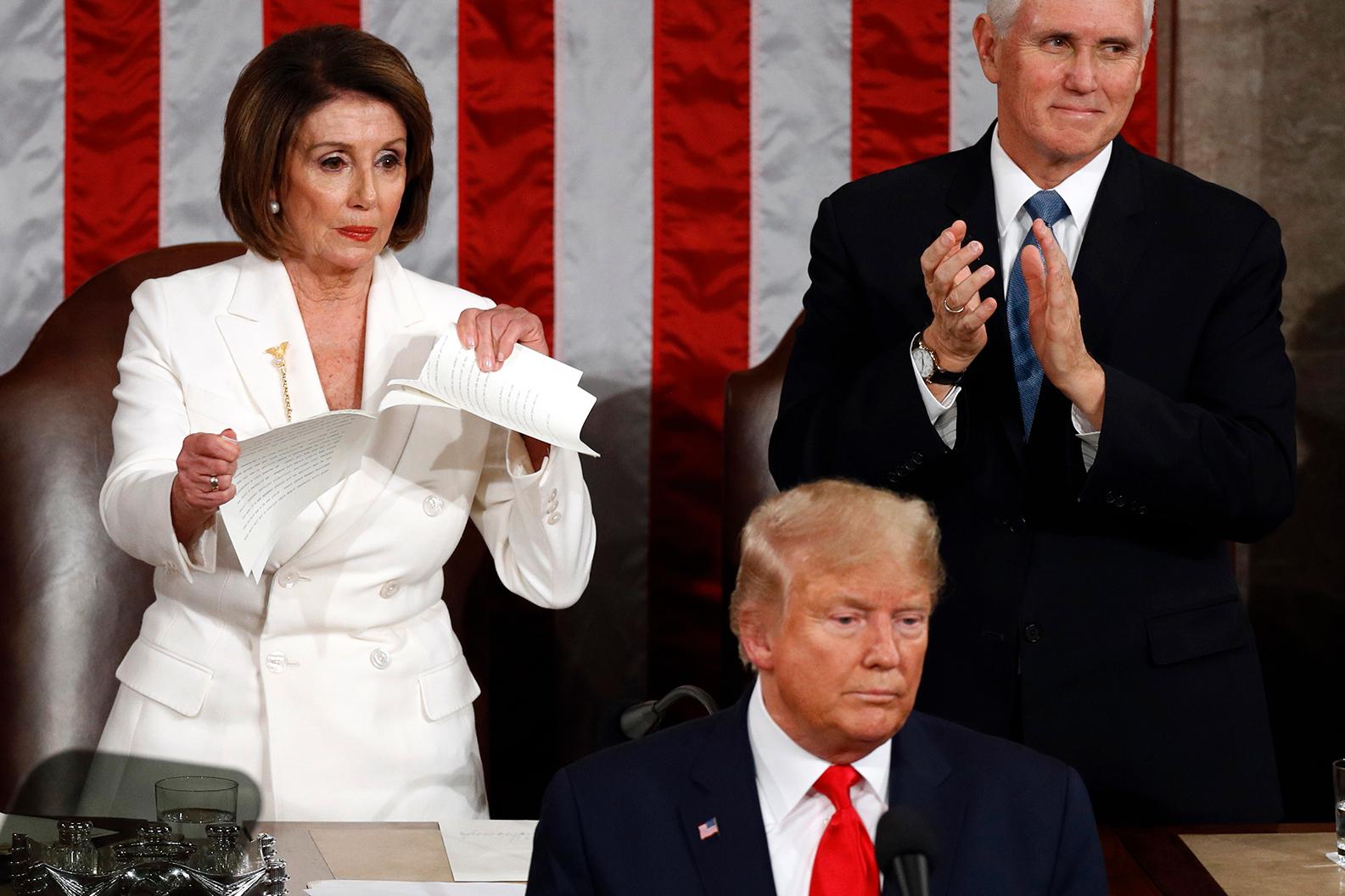 Amerikanska representanthusets talman Nancy Pelosi river sönder Donald Trumps talmanus. 