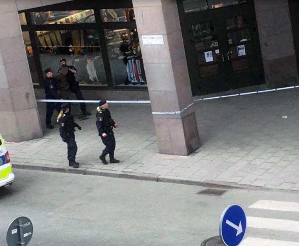 Här grips en misstänkt efter attacken i Stockholm. 