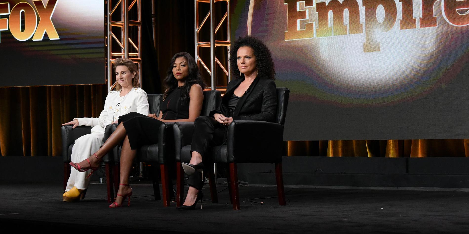 Ilene Chaiken, Taraji P. Henson och Sanaa Hamri under en paneldebatt med flera skådespelare från ”Empire.