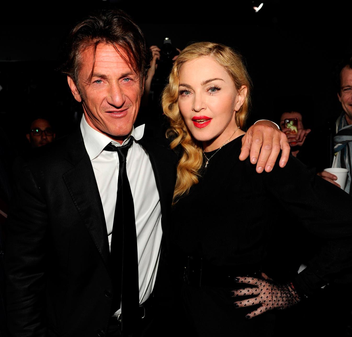 Sean Penn och Madonna satte fyr på nya romansrykten när de 2013 kramades på ett galleri i New York.