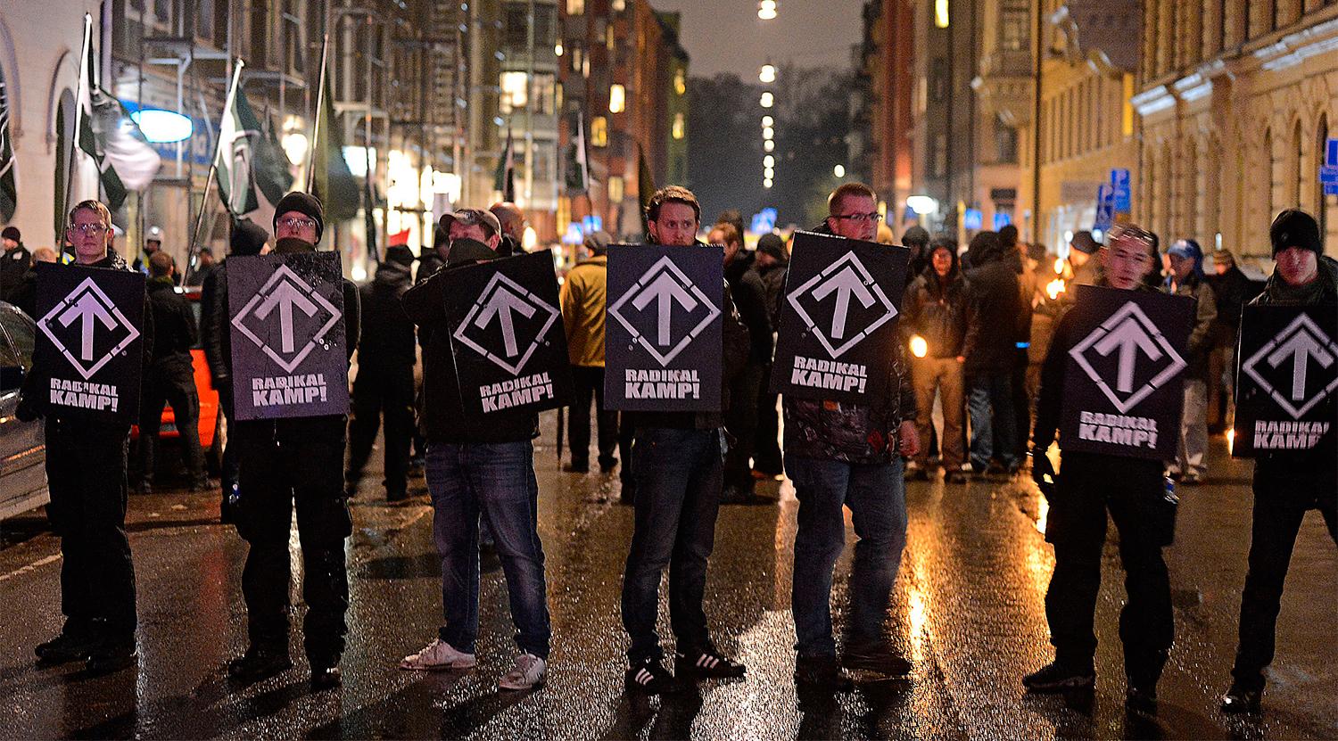 Svenska motståndsrörelsen marscherade genom stockholm den 9 november 2013 till stöd för det grekiska nazistiska partiet Gyllene gryning.