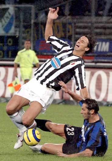 vred sig i smärtor I slutet av första halvlek av supermatchen mellan Juventus och Inter tacklades Zlatan Ibrahimovic mycket hårt av Marco Materazzi. Den svenske anfallaren försökte spela vidare men tvingades bryta matchen.