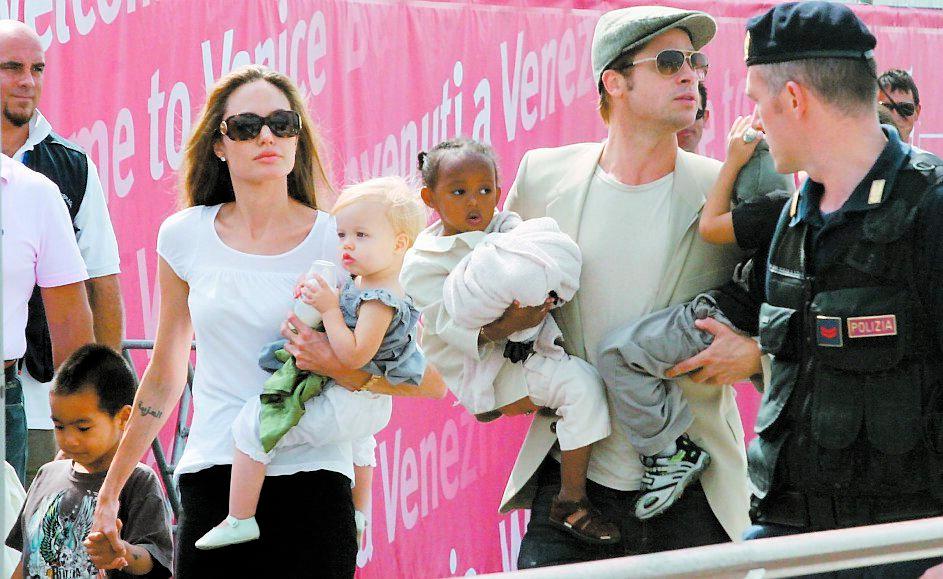 Hela Familjen Angelina Jolie med sambon Brad Pitt och barnen Maddox, Shiloh, Zahara och Pax. Den resande familjen är ständigt påpassad av fotografer. FOTO: AB BILD
