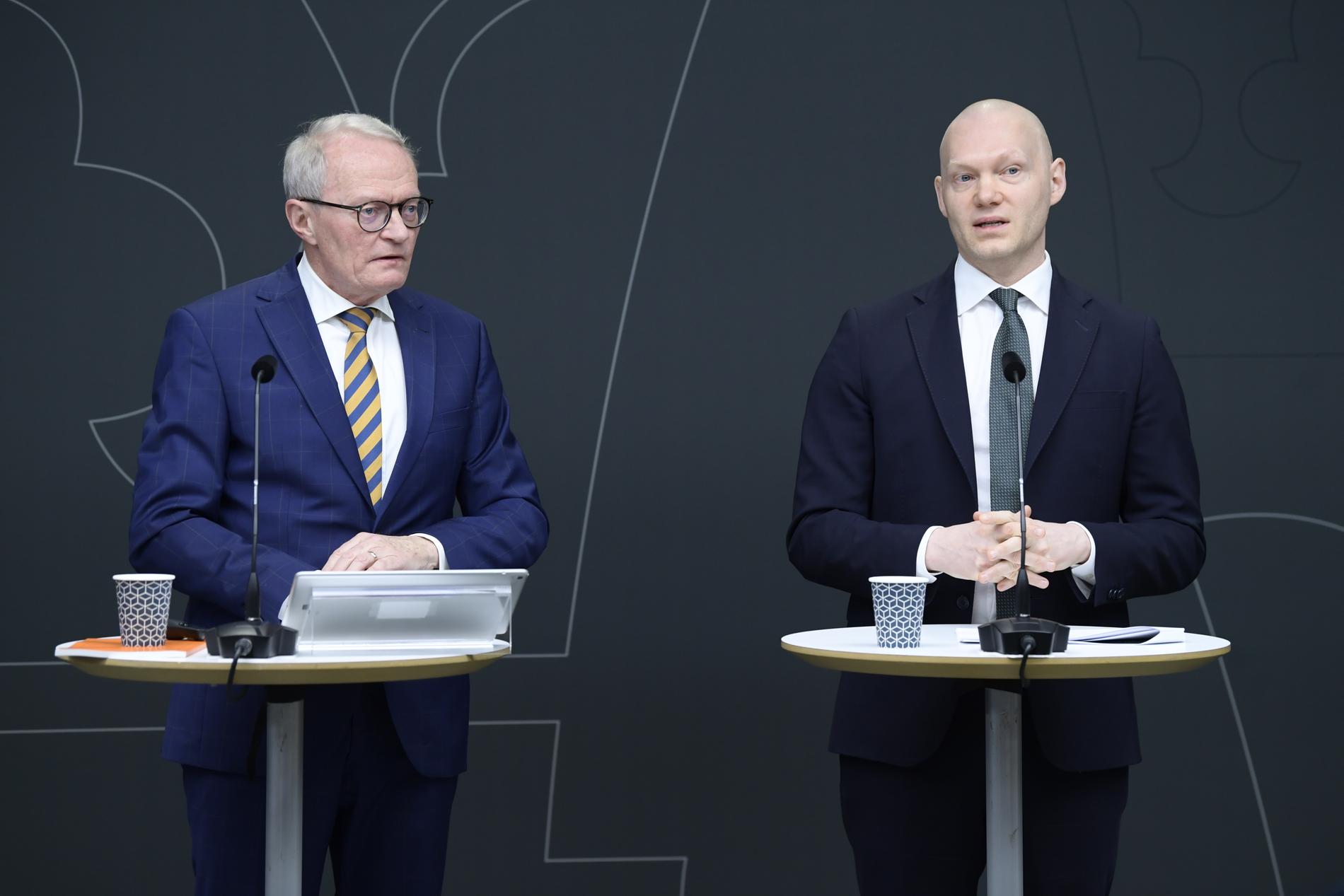 Utredare Gunnar Larsson och finansmarknadsminister Niklas Wykman. 