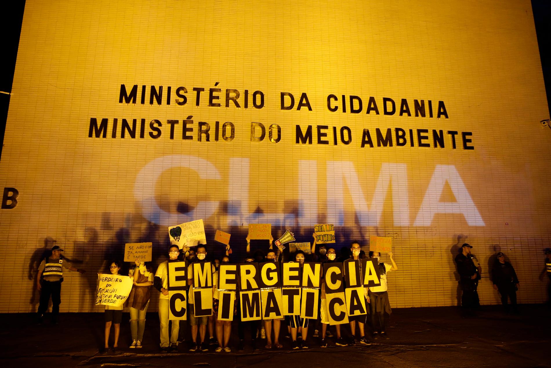 Klimataktivister i Brasilien protesterar utanför miljödepartementet i huvudstaden Brasilia i september i år.