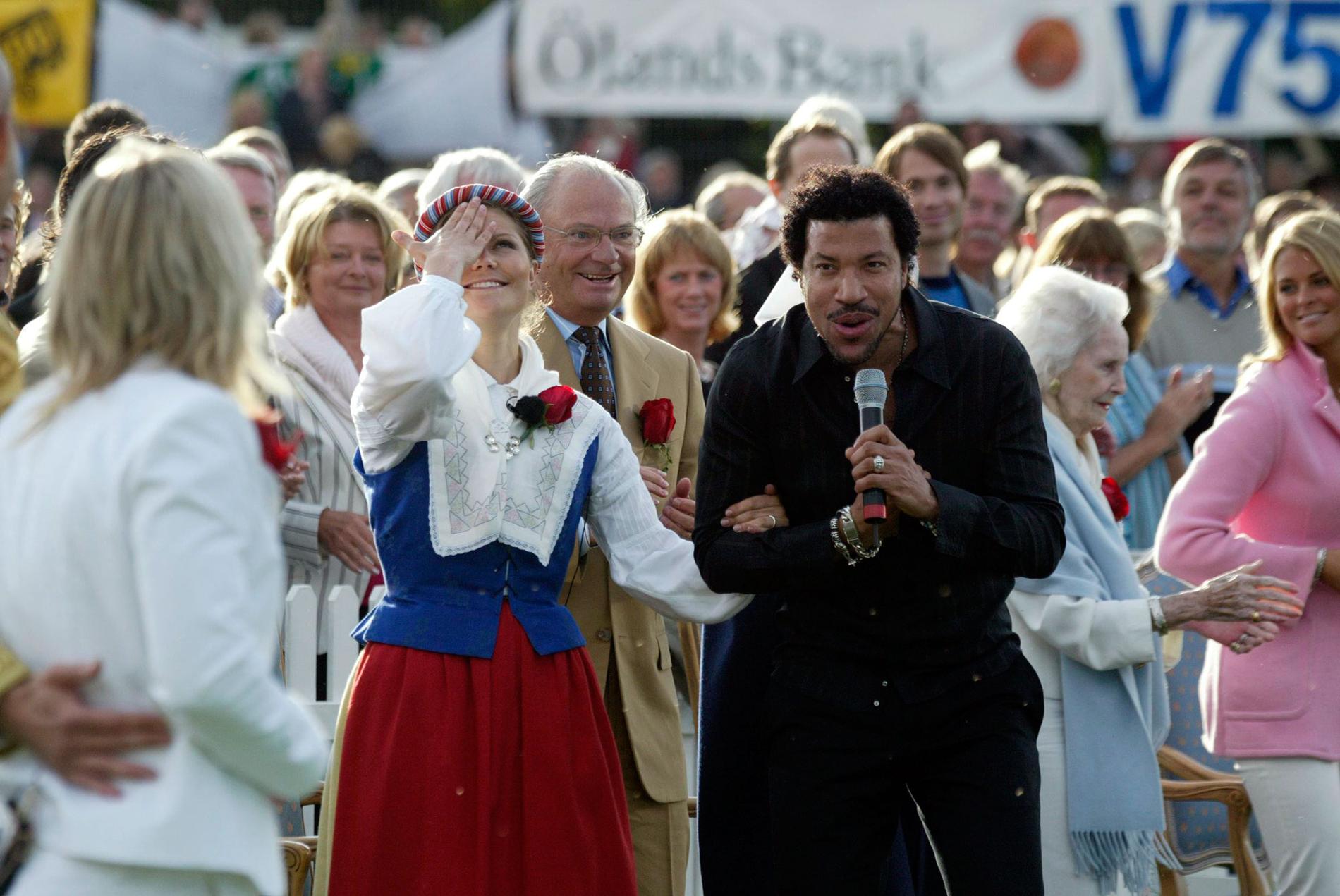 Lionel Richie uppträder på Victoriadagen 2004.