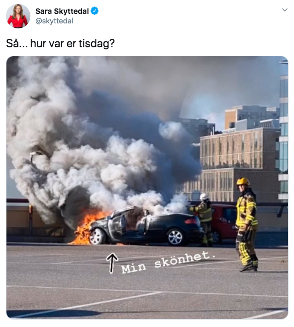 Sara Skyttedals bil började brinna under tisdagen.