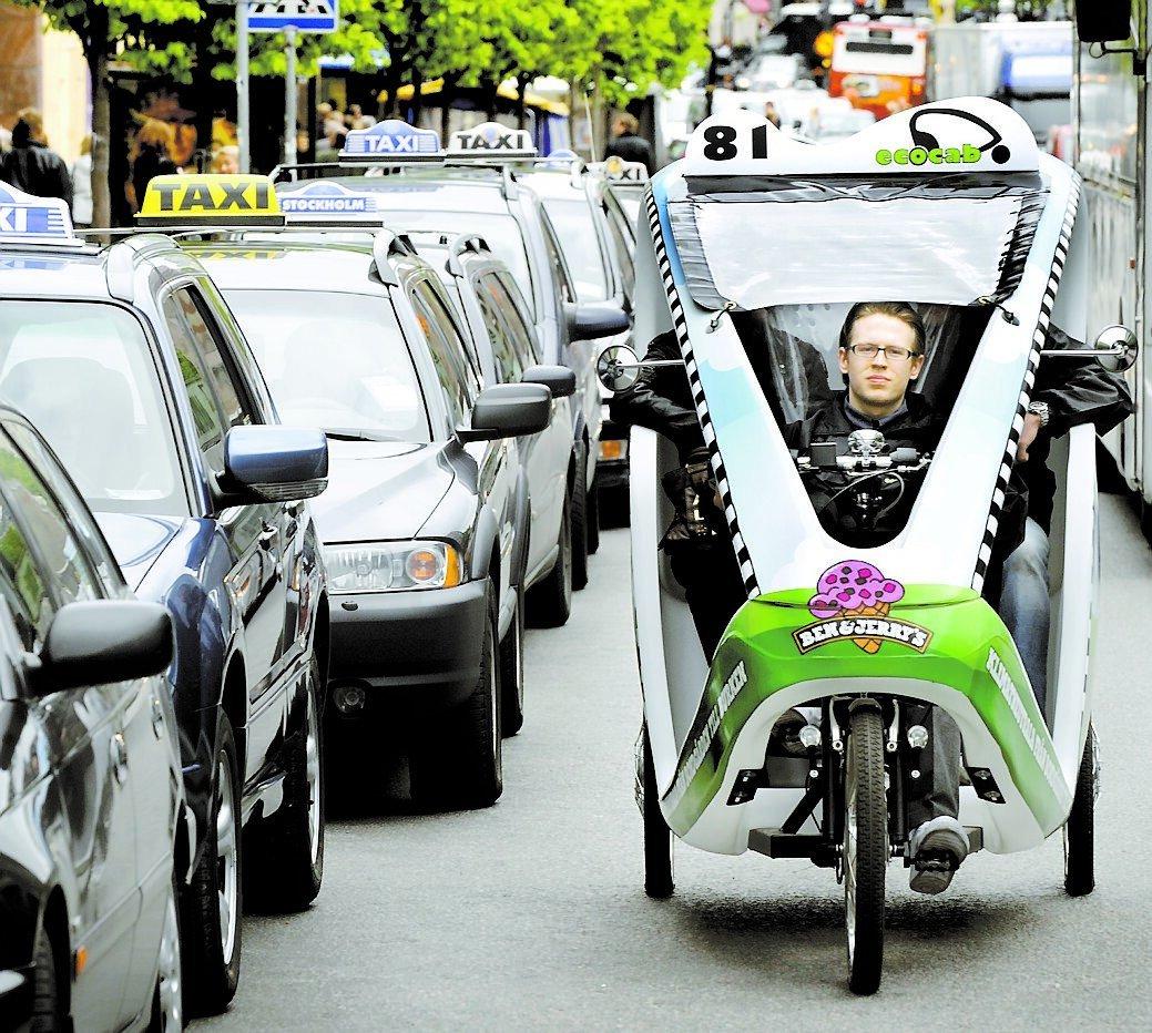 Ecocab Robin Granholm bakom styret på en av sju taxicyklar som rullar i Stockholm.