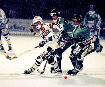 DÅ Stefan Jonsson stoppar framstormande Hammarbyspelare under en match med Västerås SK 1996.