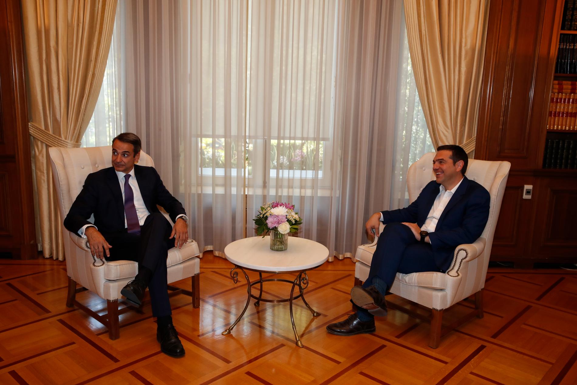 Greklands tillträdande premiärminister Kyriakos Mitsotakis till vänster i bild träffade avgående Alexis Tsipras på måndagen.