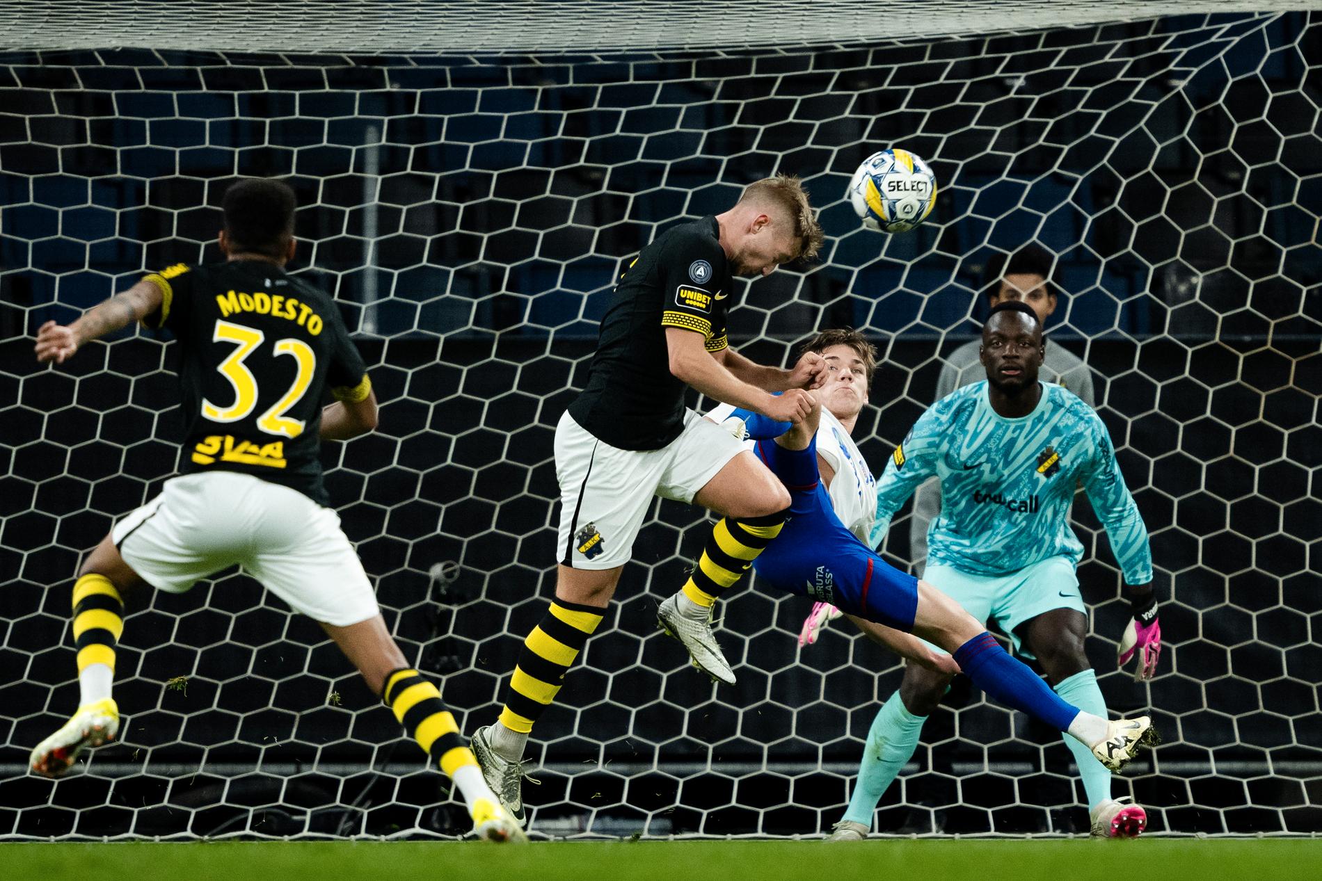 AIK vann med 4–0 mot Vålerenga.