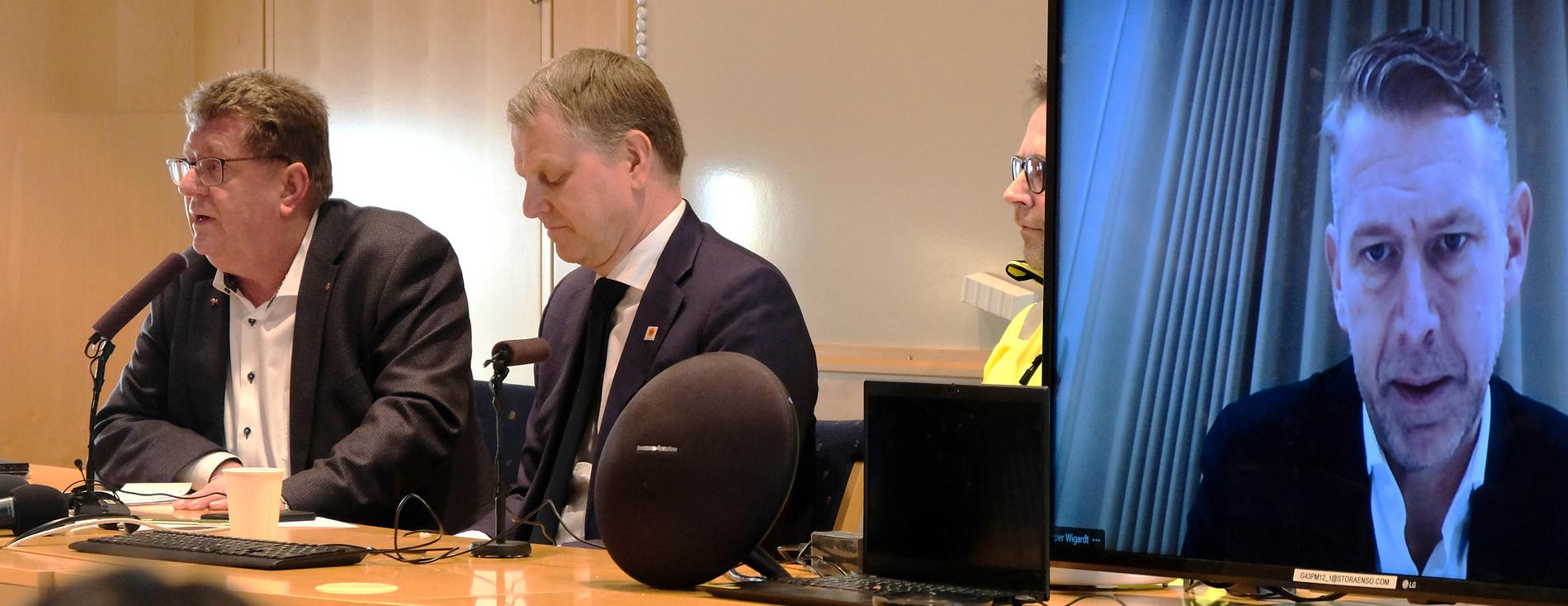 Borlänges kommunalråd Jan Bohman tillsammans med Stora Ensos sverigechef Per Lyrvall och, på skärmen, Northvolts vd  Peter Carlsson.