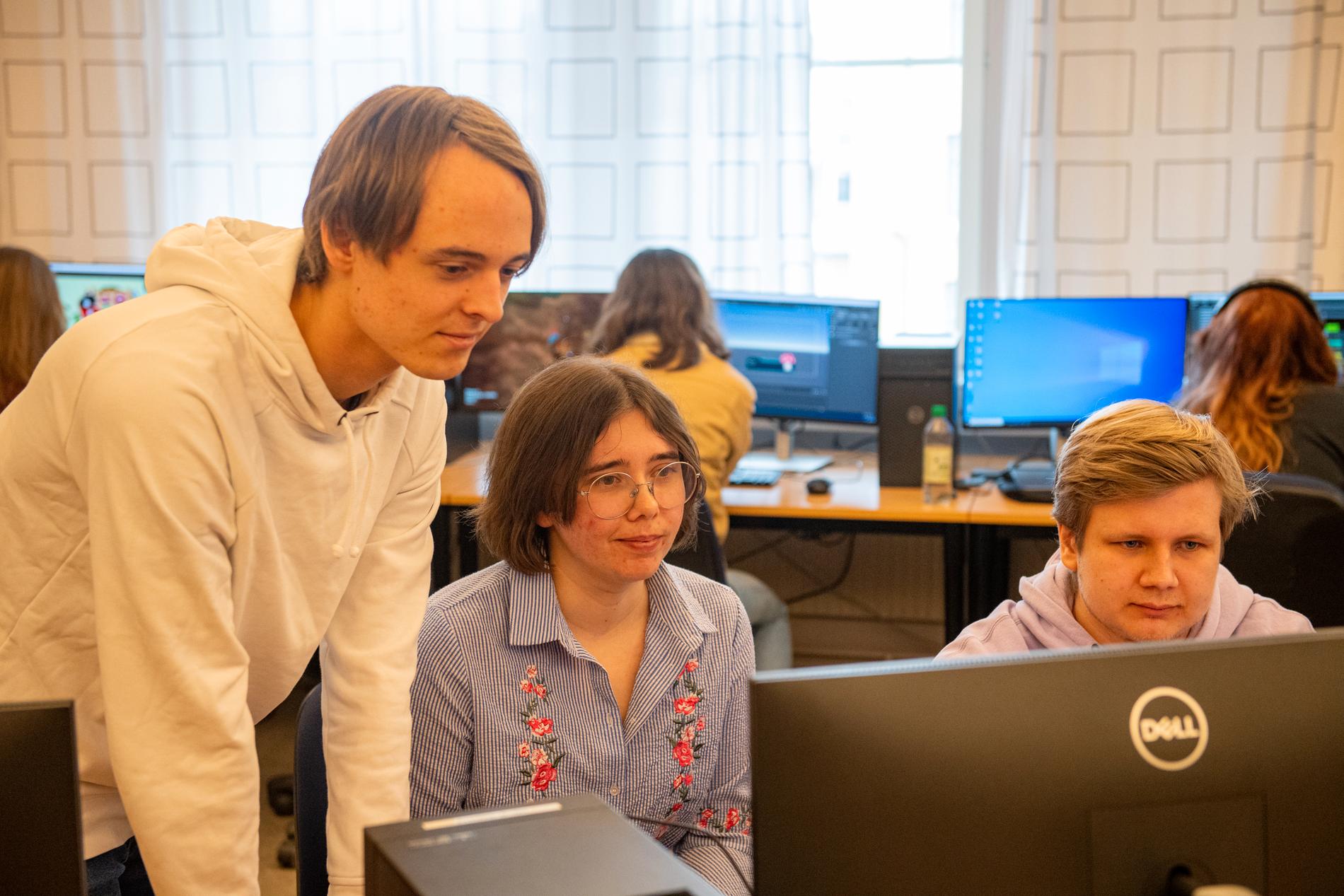 Alex Stenestrand (tv), Emma Olofsson och Adam Andersson (th) från Högskolan i Skövde jobbar på att skapa en spelprototyp. Spelutbildningen är en av orsakerna till stadens framgångar inom branschen.