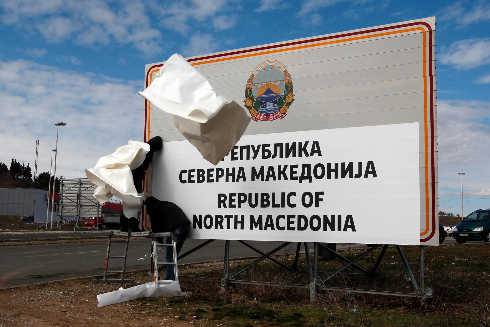 Nya skyltar välkomnar till Nordmakedonien vid landets gräns mot Grekland.