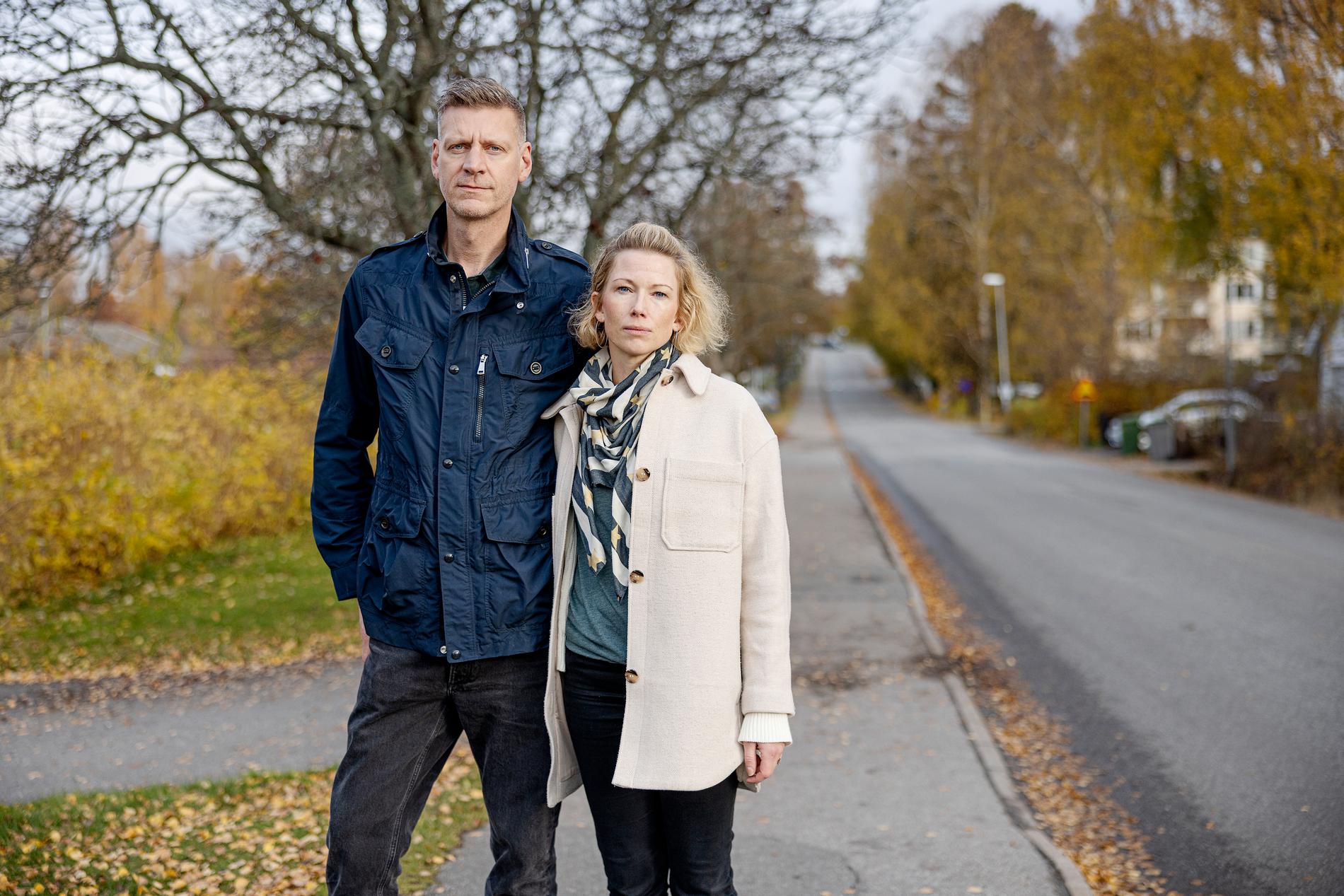 Zeke Söderlund och Erika Söderlund vid platsen där Erika blev påkörd och släpad efter bilen. 