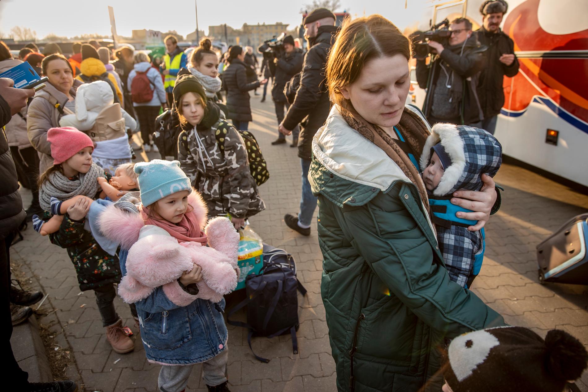 Flyktingar från Ukraina anländer i Przemysl i Polen.