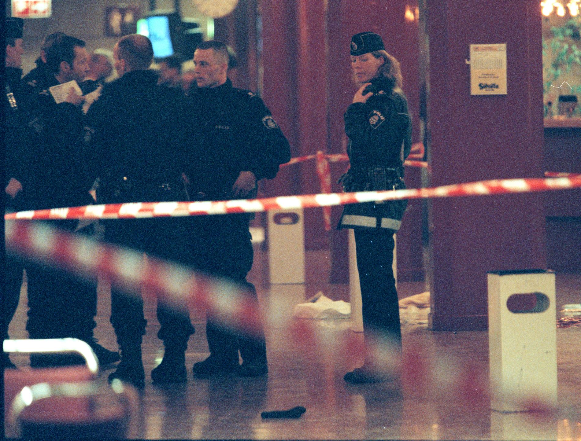Polisens avspärrningar på Solvalla efter mordet på Dragan Joksovic i februari 1998. 