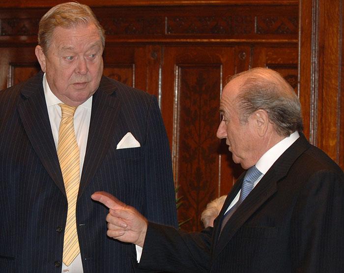 Lennart Johansson och Blatter i samspråk i mars 2006.