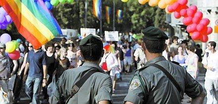 Israeliska soldater vaktar Prideparaden i Jerusalem i torsdags.