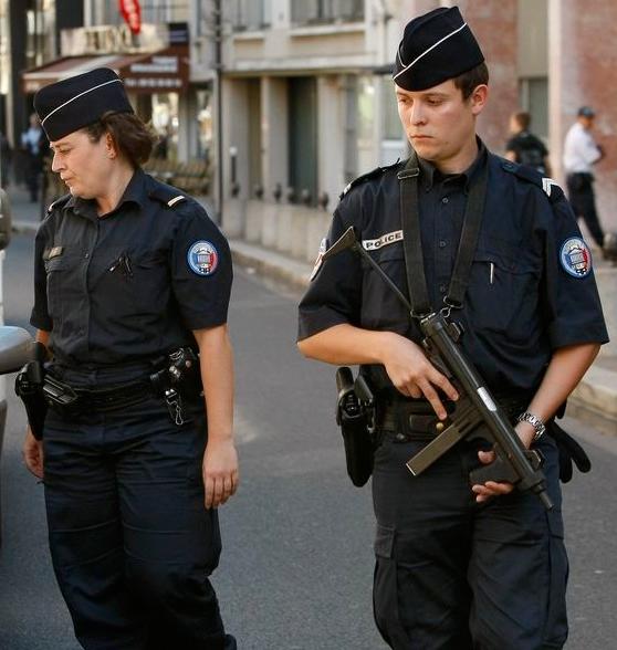 Fransk polis patrullerar gatorna.