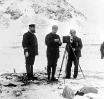Svensken Salomon August Andrée försökte med två medarbetare nå Nordpolen med luftballongen ”Örnen” 1897. Färden slutade med haveri och deltagarnas död.