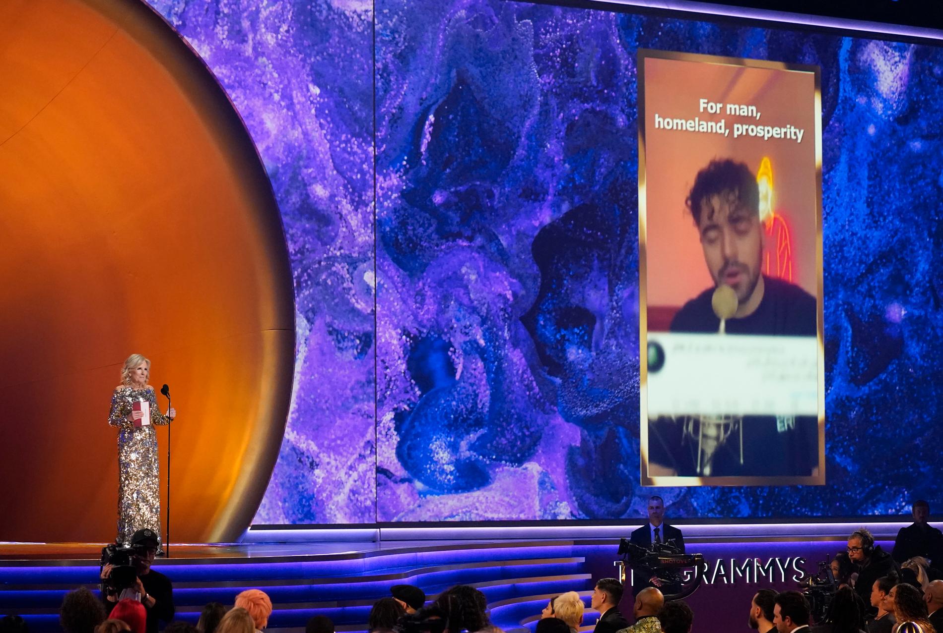 Jill Biden presenterar Shervin Hajipours iranska frihetslåt som vinnare i kategorin ”Best song for social change”. 