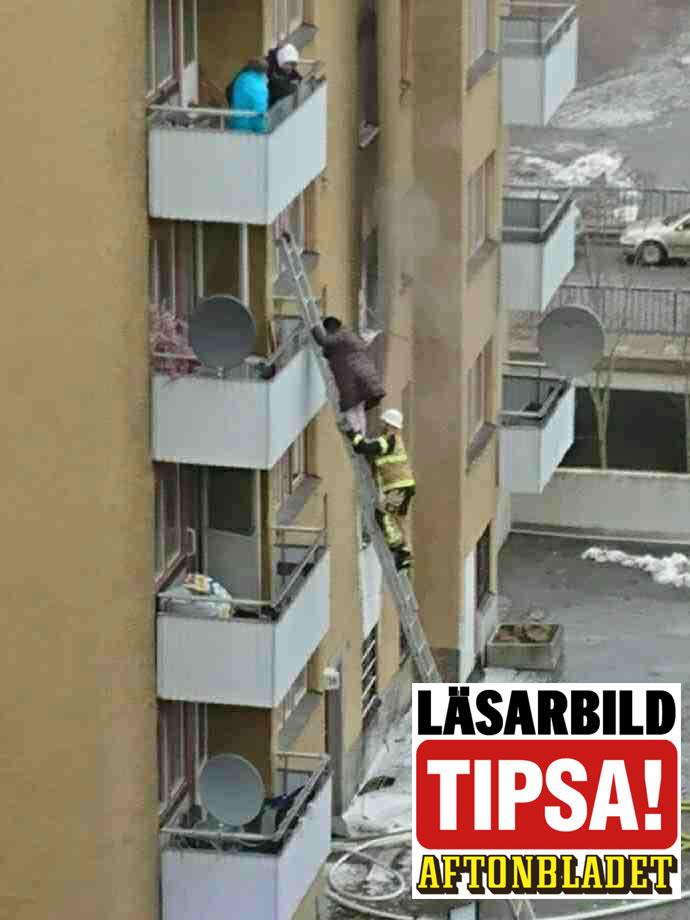 Räddningstjänsten hjälper människor som är fast ute på sina balkonger efter lägenhetsbranden i södra Stockholm. 