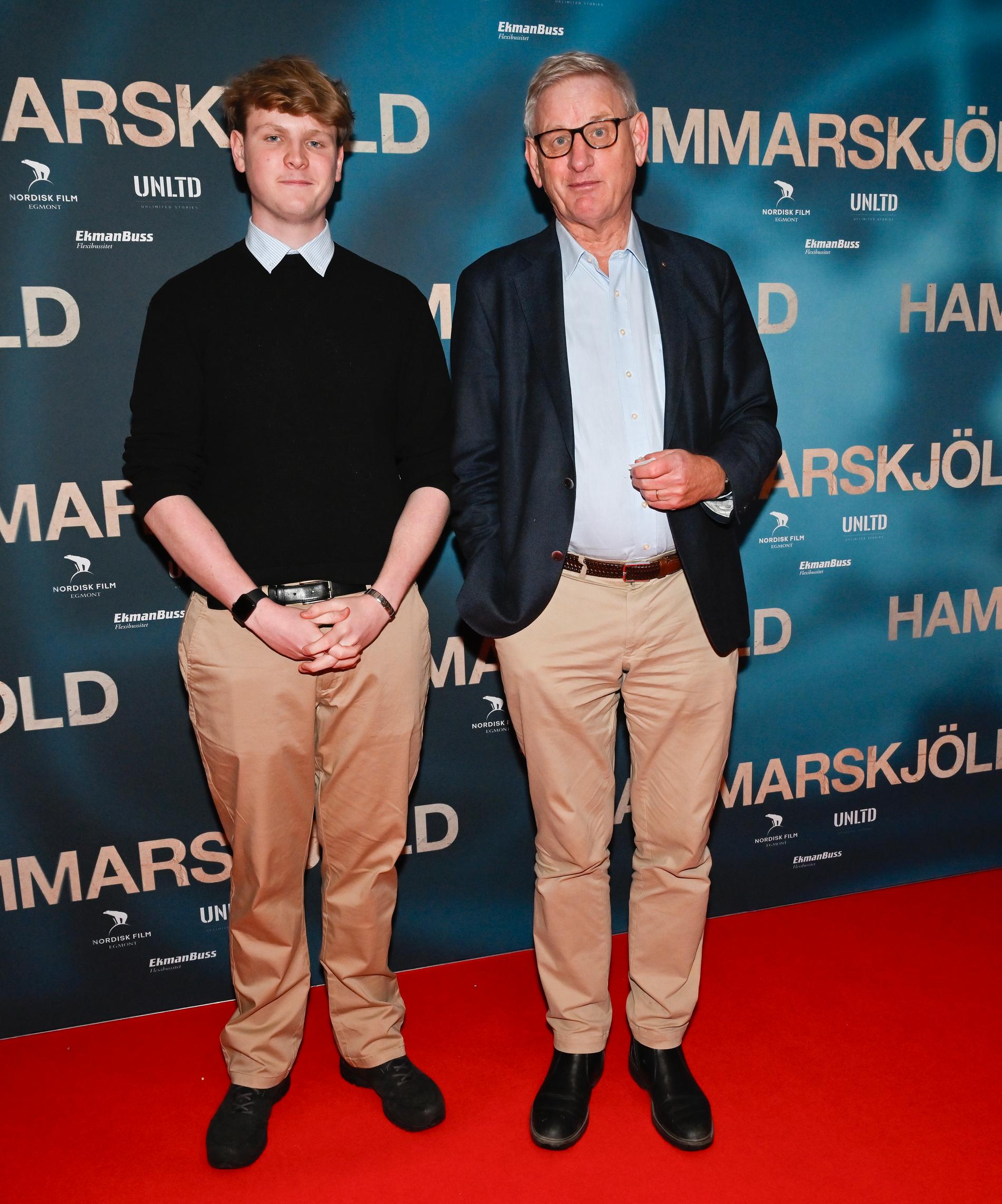 Carl Bildt hade sällskap av sonen Nils.